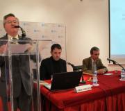 Ramón Jiménez, no atril, introducindo o acto. Na mesa, o geólogo Enrique Álvarez Areces e o presidente de honra da Asociación de Amigos dos Camiños de Santiago de Madrid, José Antonio Ortiz.