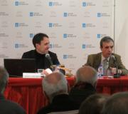 O xeólogo Enrique Álvarez Areces e o presidente de honra da Asociación de Amigos dos Camiños de Santiago de Madrid, José Antonio Ortiz, durante a conferencia do primeiro.