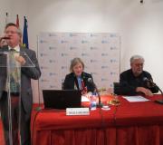 Ramón Jiménez da paso á conferencia da profesora Lioba Simon, na mesa xunto ao presidente da Asociación de Amigos dos Camiños de Santiago de Madrid, Jorge Martínez-Cava.