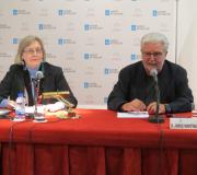 O presidente da Asociación de Amigos dos Camiños de Santiago de Madrid, Jorge Martínez-Cava, presenta á profesora Lioba Simon.