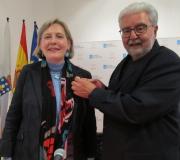 O presidente da Asociación Amigos de los Caminos de Santiago de Madrid, Jorge Martínez-Cava, impón a insignia da Asociación á profesora Lioba Simon.