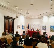 3. Na mesa, o coordinador de Actos da Casa de Galicia, Ramón Jiménez e a escritora Ana Mª Forneas, ambos con parte do público que se achegou á Institución galega á conferencia de Forneas.
