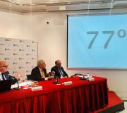 2. Na mesa, o presidente da Deputación José Manuel Baltar, o delegado da Xunta en Madrid José Ramón Ónega e o presidente de AEGAMA Julio Lage, cos 77 graos da auga termal de Lobios, maior temperatura de Europa.