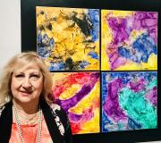 1. A artista NOVAIS ante unha das súas coloridas obras.