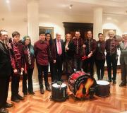 1. Directivos e músicos de Lume de Biqueira pousan co delegado da Xunta en Madrid, José Ramón Ónega, Pilar Falcón e Carlos de Blas.