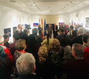 3. O acto de inauguración cos intervinientes e parte do público que acudiu á Casa de Galicia á exposición de LUME DE BIQUEIRA.