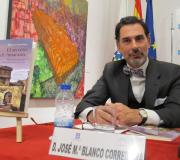 Blanco Corredoira, co libro presentado.