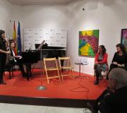 O Dúo Rivera, interpretando pezas do disco, observado por Marina Hervás e Juana Escudero.jpg