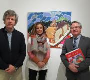 Raúl Velloso, María Blanco e Ramón Jiménez, ante o cadro "Iglesia y monasterio de Xagoaza".