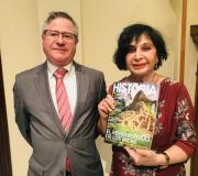 2. O coordinador de Actos da Casa Ramón Jiménez coa conferenciante e doutora Carmen Martín Rubio co exemplar de National Geographic que publicou os seus descubrimentos.