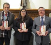O escritor Vicente Araguas, a editora Lidia López e o coordinador de Actividades da Casa, Ramón Jiménez.