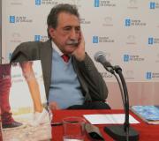 O escritor Vicente Araguas, coa súa última obra en primeiro plano..