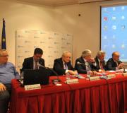 O deputado Ricardo García Mira, o presidente de Paradores, Óscar López Guitián, o delegado da Xunta, José Ramón Ónega, o alcalde de Muxía, Félix Porto Serantes, o responsable do Clúster de Turismo de Galicia, Francisco Canabal López, e o presidente de Muxía Turismo Rural, Manuel Jesús Lema Caamaño, durante a presentación.