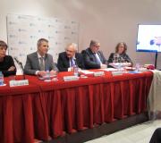 Na mesa, durante a presentación, a profesora de Historia de América Pilar Cagiao, o alcalde de Ribadeo, Fernando Suárez Barcia, o delegado da Xunta, José Ramón Ónega, o presidente da Asociación de Comerciantes, Industriais, Servizos e Autónomos, Francisco Manuel Iriarte Quintana, e a concelleira de Turismo de Ribadeo, Ana María Martínez.