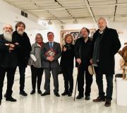 1. De esquerda a dereita, Vicente Ruiz Soldevilla, Jorje Agra, Carita Dubrovin, Ramón Jiménez, Pilar Sampedro, Pitelos e Alfonso Rivero, na Sala B da Casa na que se expoñen as esculturas.