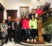 1. De esquerda a dereita, Mary Espiñeira, José Ramón Ónega, Susana Estévez, Ramón Jiménez, Carmen Liz, Berta Cobo e os alumnos de Efa Piñeiral.