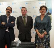 O escritor Santiago Llovo Taboada, o coordinador de Actividades da Casa, Ramón Jiménez, e a editora Lucila Ventoso, inmediatamente antes da presentación.
