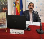 O escritor Llovo Taboada durante a presentación, co libro en primeiro termo.