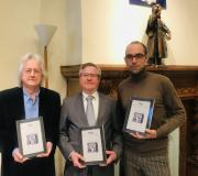 1. Manuel Pereira, Ramón Jiménez e Rafa Yáñez cun exemplar da Revista Olga dedicada a VOCES CEIBES.