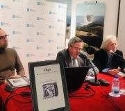 2. A revista Olga en primeiro termo, e na mesa, Rafael Yáñez, secretario da publicación; Ramón Jiménez, coordinador de Actos da Casa e Manuel Pereira, subdirector de Olga.