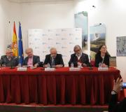 Na mesa, durante a presentación, o autor da novela, Ramón Loureiro, o escritor e exministro César Antonio Molina, o delegado da Xunta, José Ramón Ónega, o escritor Ramón Pernas e a editora Laura Rodríguez.