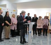 O delegado da Xunta, José Ramón Ónega, segue con atención a intervención do presidente da Comunidad de Madrid, Ángel Garrido, na inauguración da exposición.