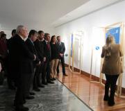 O delegado da Xunta, José Ramón Ónega, xunto a outras autoridades, no percorrido pola exposición.