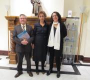 O coordinador de Actividades da Casa, Ramón Jiménez, a pintora Conchi Cuadrado e a historiadora da Arte Beatriz González, pousando ante a cheminea da Casa.