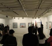 Vista da mostra, con parte do público que acudiu á inauguración.