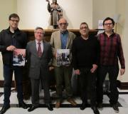 Miguel Fernández, Ramón Jiménez, Pepe Rey, Manuel López Poy e Lorenzo Pascual, pousan con exemplares do cómic.