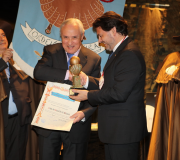 O delegado da Xunta, José Ramón Ónega, recibe a distinción de mans do secretario xeral de Emigración da Xunta, Antonio Rodríguez Miranda. (Foto: A. Seixas).