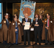 O delegado da Xunta, José Ramón Ónega, co Trofeo na man, xunto ao secretario xeral de Emigración, Antonio Rodríguez Miranda, rodeados dos membros do Consello da Orde. (Foto: A. Seixas).