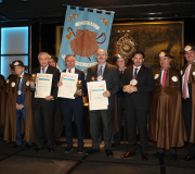 O delegado da Xunta, José Ramón Ónega, co Trofeo e o diploma que o acredita, xunto aos outros galardoados (o director de Atlántico Diario, Julio Rodríguez, e o historiador e presidente do Consello da Cultura Galega Ramón Villares) e o secretario xeral de Emigración, Antonio Rodríguez Miranda, rodeados dos membros do Consello da Orde. (Foto: A. Seixas).