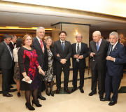 O secretario xeral de Política Lingüística, Valentín García, o secretario xeral de Emigración, Antonio Rodríguez Miranda, o delegado da Xunta, José Ramón Ónega, e o avogado e político Jesús Palmou, xunto a outros asistentes ao acto. (Foto: A. Seixas).