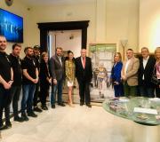 1. O delegado da Xunta en Madrid, José Ramón Ónega e a alcaldesa de Viveiro, Marisol Loureiro, coa imaxe icónica da CAMOVI, Ramón Branco, os intervenientes no acto e parte do equipo organizador.