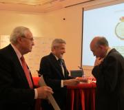 José María Ballester, investido Académico de Honra da Academia Xacobea, xunto ao seu presidente, Jesús Palmou, que lle impuxo o colar da entidade, e o delegado da Xunta, José Ramón Ónega.