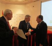 Félix Sanz, investido Académico de Honor da Academia Xacobea, xunto ao seu presidente, Jesús Palmou, e o delegado da Xunta, José Ramón Ónega.