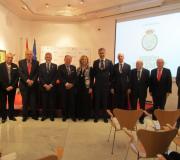 Os directivos da Academia Xacobea xunto á Académica de Número Pilar Falcón, no centro, os novos académicos de Honra, o delegado da Xunta, José Ramón Ónega, e o político Marcelino Oreja.