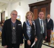 Pilar Falcón chegou acompañada polos seus padriños, Josefa Sanz e Marcelino Agís.