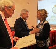 Pilar Falcón, investida Académica de Número de la Academia Xacobea, xunto ao seu presidente, Jesús Palmou, e o delegado da Xunta, José Ramón Ónega.