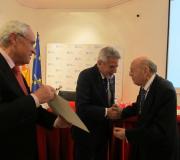 Enrique Santín, investido Académico de Honra da Academia Xacobea, xunto ao seu presidente, Jesús Palmou, e o delegado da Xunta, José Ramón Ónega, que lle entrega o diploma.