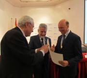 Antonio Fernández de Buján, investido Académico de Honra da Academia Xacobea, xunto ao seu presidente, Jesús Palmou, e o delegado da Xunta, José Ramón Ónega.