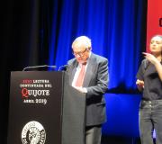 O delegado da Xunta, José Ramón Ónega, nun momento da súa lectura, acompañado pola tradutora de signos.