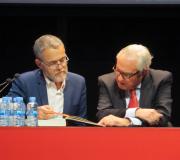 O delegado da Xunta, José Ramón Ónega (d) coñece o texto que lle toca ler.