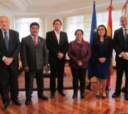 O delegado da Xunta, José Ramón Ónega (1i), con Irma Amaya, presidenta do Parlacen (4i), Jaime Rodríguez-Arana, presidente IPI (1d) e membros dos seus respectivos equipos.