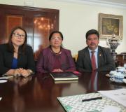 A delegación do Parlacen coa súa presidenta, Irma Amaya, flanqueada polos deputados Jamileth Bonilla e Anselmo Otoniel Navarro.