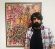 1. O artista, Juan González Iglesias, ante unha das súas obras.