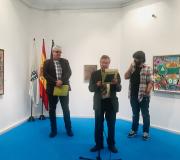 2. No acto de inauguración, de esquerda a dereita, Ricardo Hernández Ortega, Ramón Jiménez e o artista Juan Glez. Iglesias.