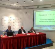 2. Na mesa, de esquerda a dereita, o relator Fernando Molpeceres, o delegado da Xunta en Madrid José Ramón Ónega e o coordinador de Actividades Ramón Jiménez.