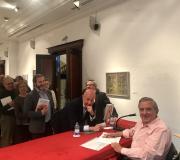 6. Unha simpática imaxe de Alfonso García López na mesa asinando exemplares do seu libro.